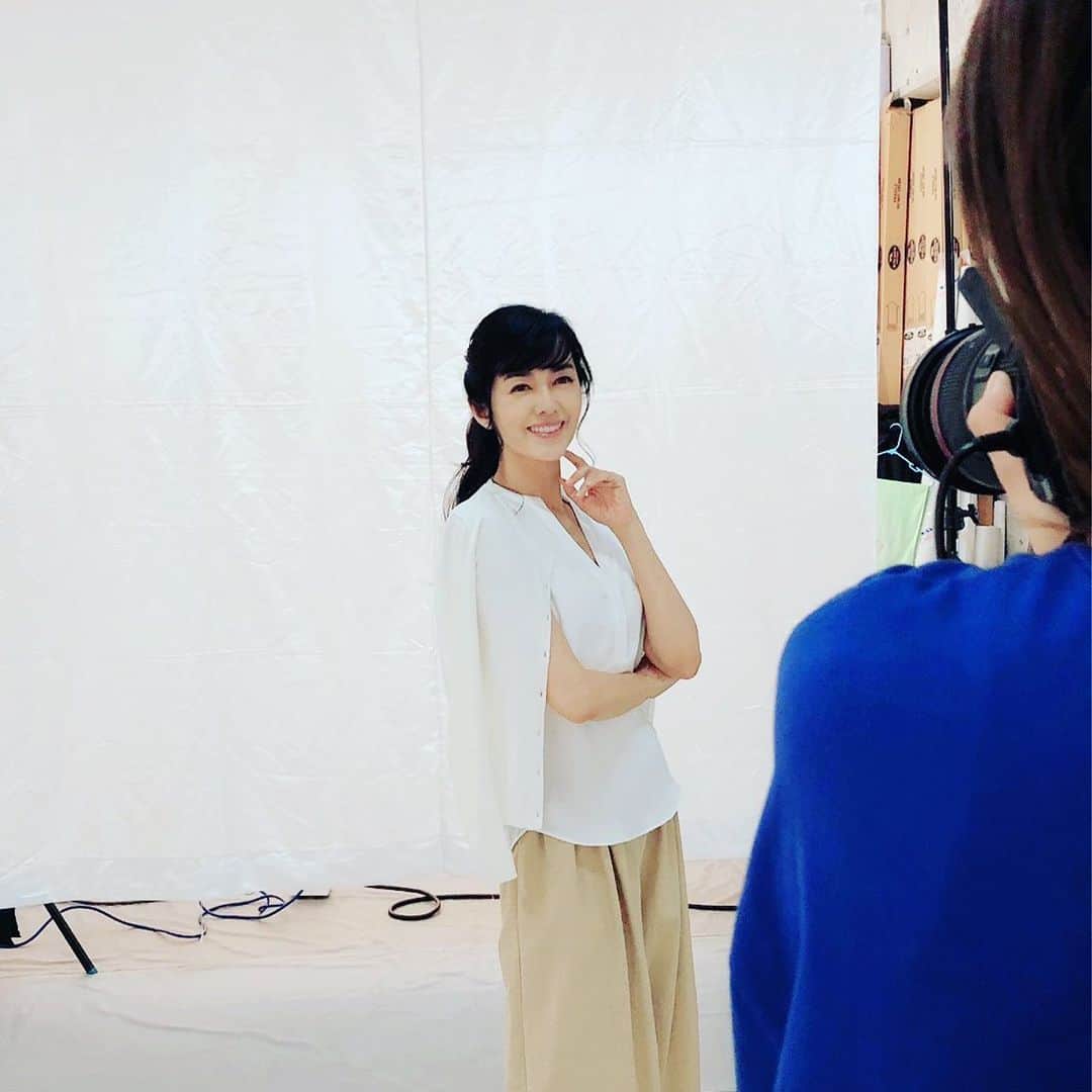 のインスタグラム：「From yesterday’s shoot.  自然の光で撮影するカメラマンさん。 楽しい撮影でした！  #photoshoot」