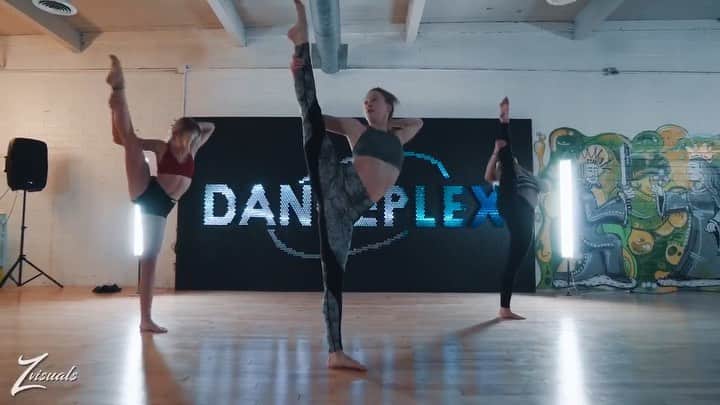 Addison Moffettのインスタグラム：「@alexamoffett class is literally just a big game of let’s see who can balance on one leg the longest」