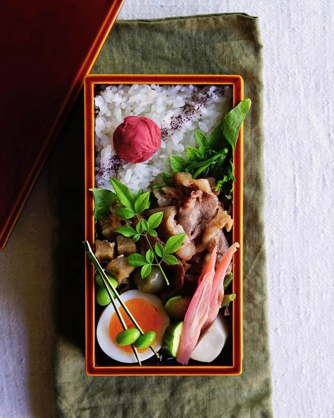 Ryoko Yunokiのインスタグラム：「+ + + Stir-fried beef bento/牛肉の炒め物弁当 . *rice and umeboshi *stir-fried beef and sautéed spinach *dashi-simmered burdock with bonito flakes *dashi-simmered green beans and taro root *hard-boiled egg *pickled myoga ginger and nukazuke cucumber *edamame, green olive . ＊ご飯と梅干し ＊牛肉の炒め物と法蓮草のソテー ＊新牛蒡の土佐煮 ＊隠元と里芋の出汁煮 ＊茹で卵 ＊茗荷の甘酢漬け、胡瓜の糠漬け、枝豆、グリーンオリーブ + + + #bento #お弁当 #丸の内弁当 #f52grams #春慶塗 #飛騨春慶」