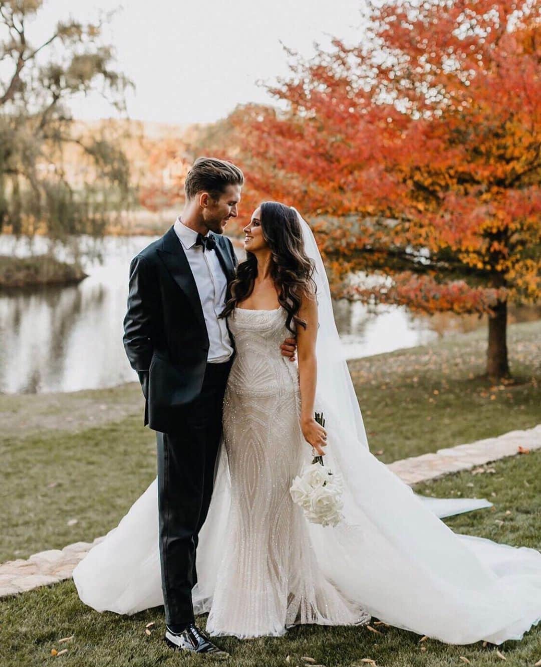 Steven Khalilさんのインスタグラム写真 - (Steven KhalilInstagram)「The perfect autumnal setting to show off an elegantly beaded gown for #StevenKhalilBride Kate. #StevenKhalil Photo @guijorgephotography」6月7日 7時38分 - steven_khalil
