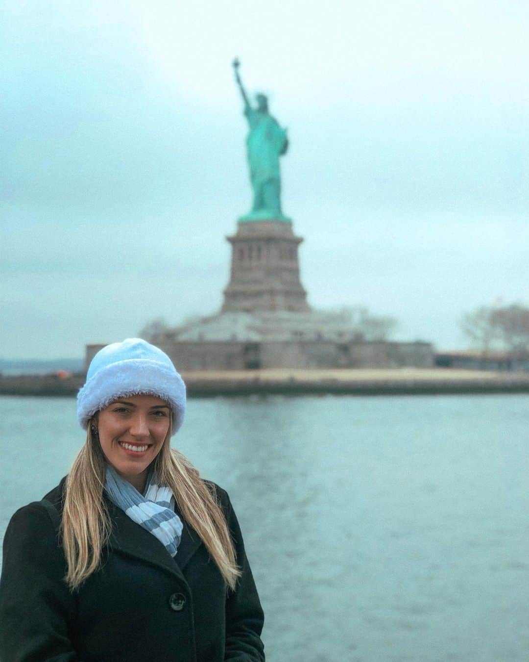 ナターリア・ガウジオのインスタグラム：「Tbt to New York... Statue of Liberty!! Saudades desses dias incríveis na concrete jungle!! 🙏🏼❄️😍✨🗽💑⛴🏙❤️ #nyc #manhattan #statueofliberty #inlove #tbt #usa #missthis #trip #newyork #concretejungle」