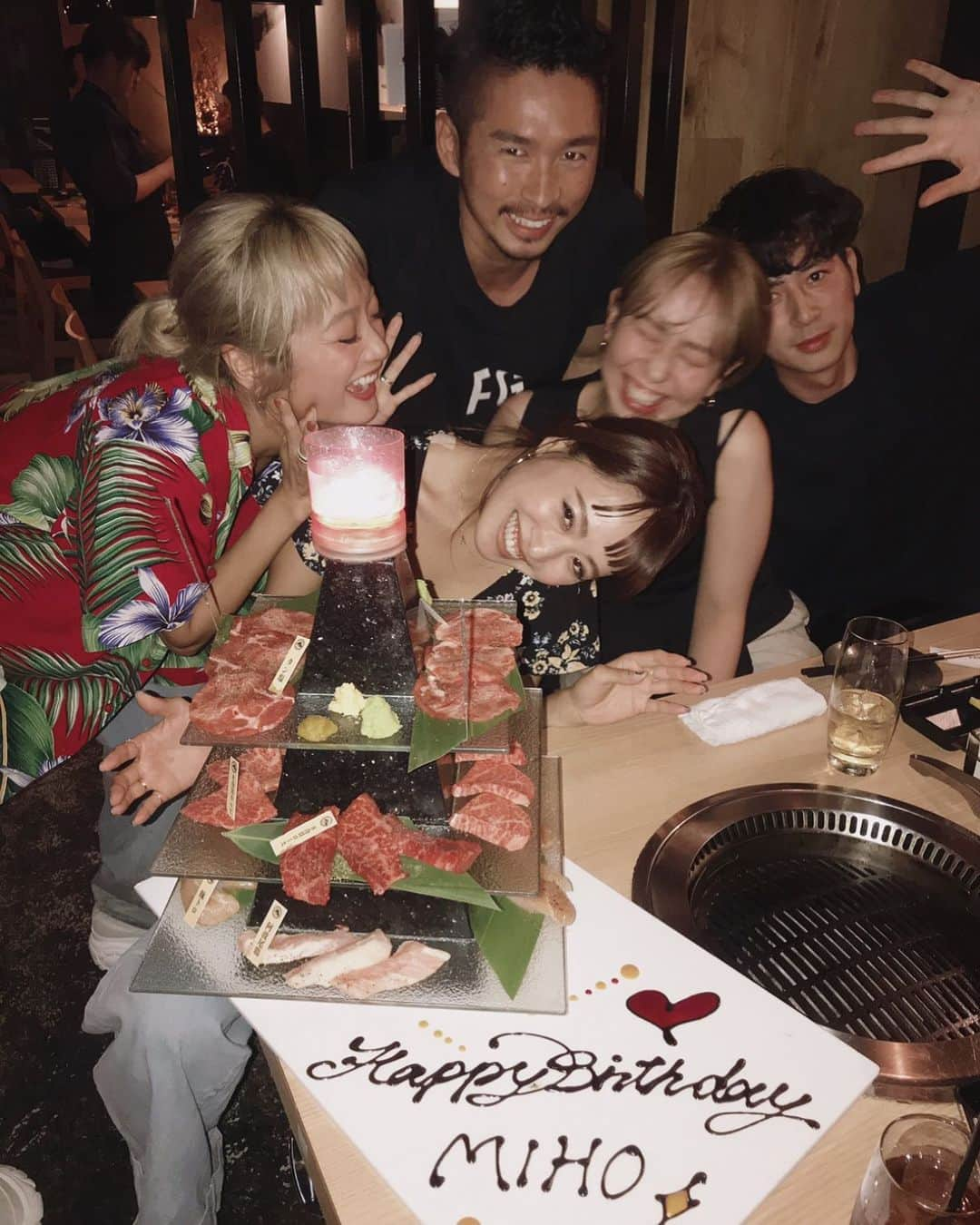 三方美穂さんのインスタグラム写真 - (三方美穂Instagram)「昨日はお誕生日のお祝いしてもらった☺️ふふふ 久しぶりに皆んなでご飯行けて楽しかったな〜 サプライズがしたかったみたいで 色んな人の協力で昨日は幸せいっぱいでした💛 #お誕生日は5月やで #でもありがとう #サプライズ #気づいてしまってごめんなさい」6月7日 7時38分 - mihomikata