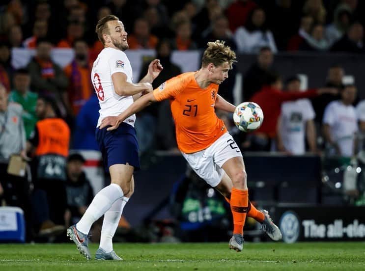 フレンキー・デ・ヨングのインスタグラム：「It was a hard semi final but very happy and proud that we reached the final of the Nations League 🦁」