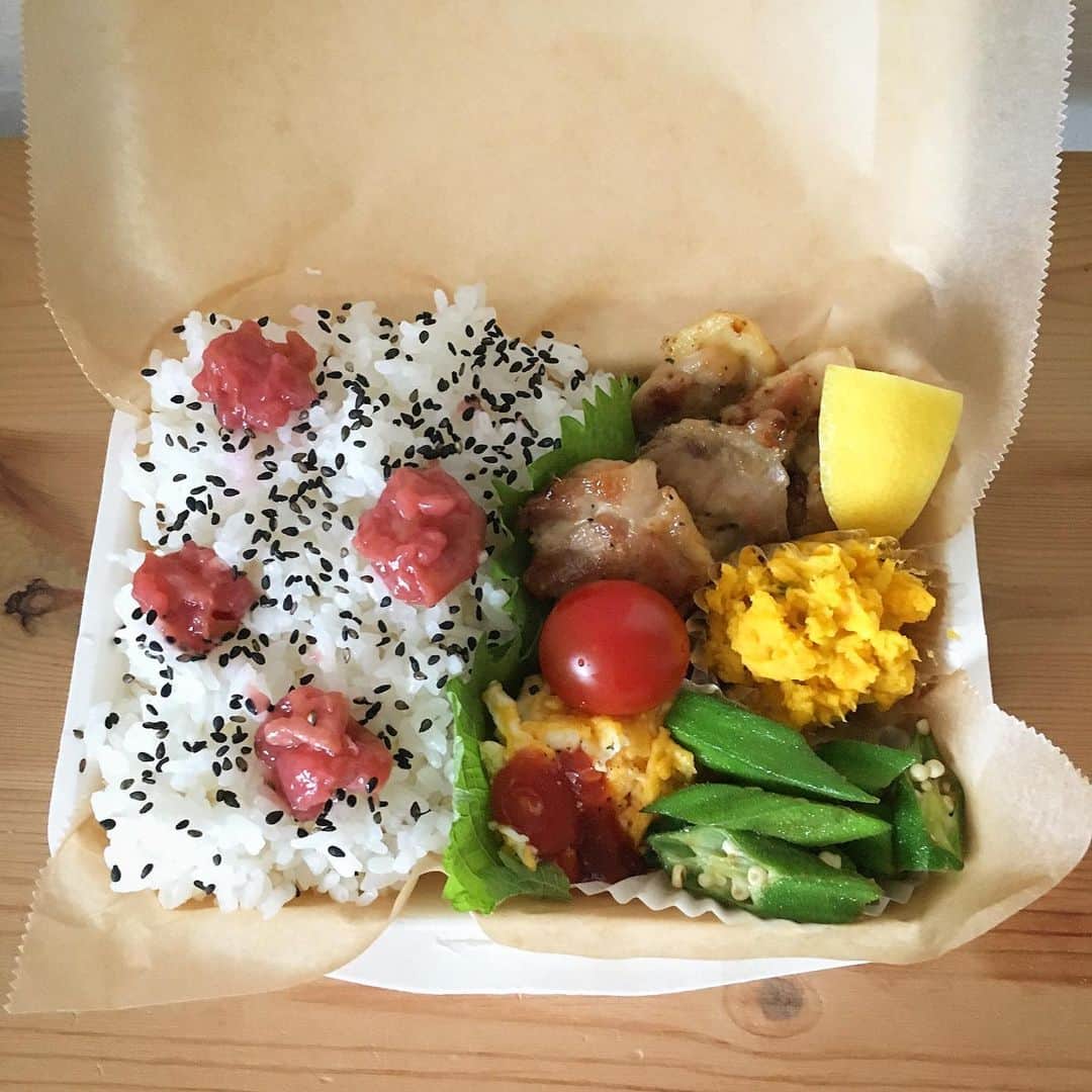 ecruのインスタグラム：「2019/06/07 (fri) 朝からしっかり雨が降っています☔️ 今日は、久しぶりの絵画教室なのでリフレッシュしてきます🎨 ・ ごま塩南高梅ご飯 鶏肉のレモンペッパー焼き かぼちゃとチーズのサラダ オムレツ オクラのカレー炒め プチトマト ・ #gonben #お弁当 #obento #bento #lunch #lunchbox #food #foodpic #foodphoto #ごん弁当 #instafood #instagood #yummy #love #japan #japanesefood #大学生弁当 #thankyou #onthetable #日々 #暮らし #お弁当記録 #ランチボックス  #使い捨て弁当箱」