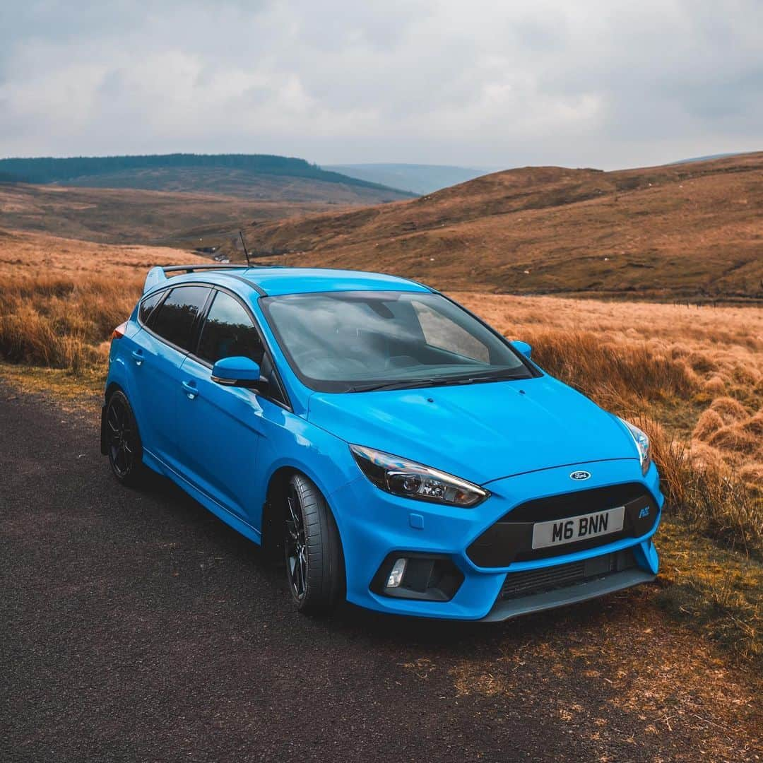 CarsWithoutLimitsさんのインスタグラム写真 - (CarsWithoutLimitsInstagram)「@matthewjamesbrennan Focus RS, where it belongs... on the back roads 🎽 Photo @matthewjamesbrennan  #carswithoutlimits #ford #focus #focusRS #blue」6月7日 7時43分 - carswithoutlimits