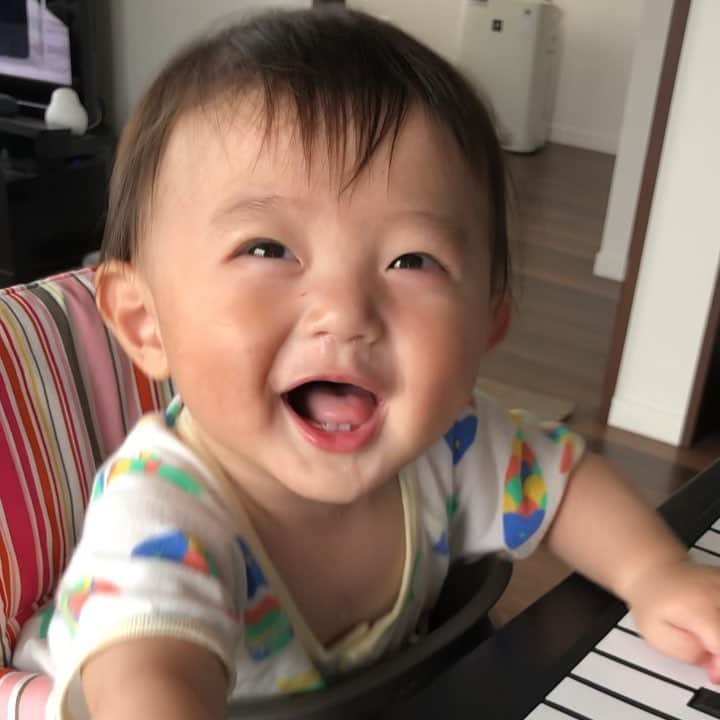 vo_coのインスタグラム：「👶🏻🎹 イスに座るとテーブルをバンバン叩くので、音の出るピアノシート🎹を置いてみた 目指せ天才ピアニスト！ …こうして親バカが加速していくw * #babypianist  #baby #pianist #赤ちゃんのいる生活  #明後日で8ヶ月」
