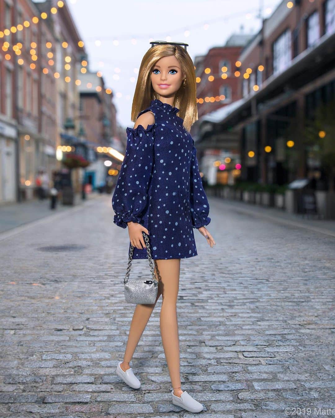 バービーさんのインスタグラム写真 - (バービーInstagram)「Strolling through The Seaport, the best way to visit all of NYC’s neighborhoods is on foot...in sneakers! 👟 #seaportdistrictnyc #barbie #barbiestyle」6月7日 7時47分 - barbiestyle