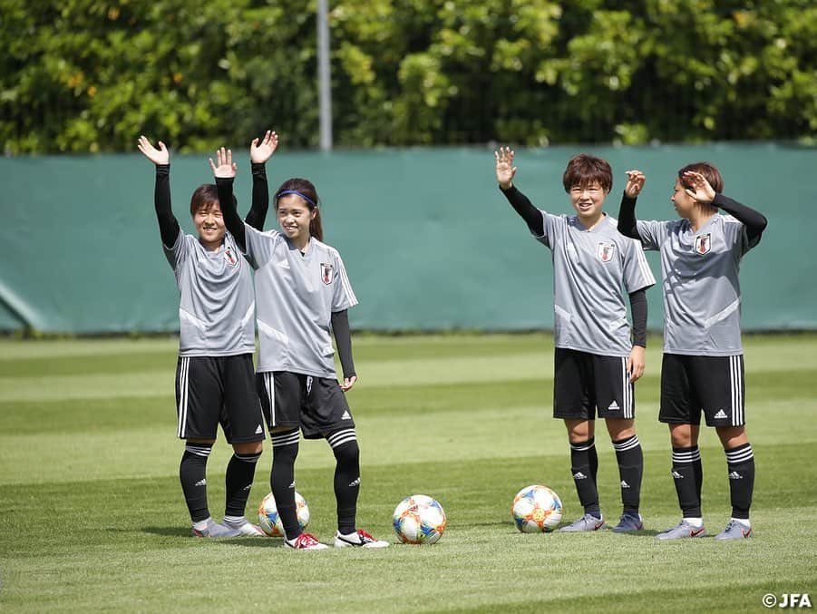 日本サッカー協会さんのインスタグラム写真 - (日本サッカー協会Instagram)「🇯🇵🇯🇵🇯🇵🇯🇵🇯🇵 ・ 6/6(木)のトレーニングには @fifaworldcup から招待された地元の小学生たちが練習見学にやって来ました！大きな声での「JAPON！」コール、ありがとう！🇫🇷🤝🇯🇵 #Merci ・ ✍️JFA.jpでは、活動レポートを掲載中！ ・ ＜FIFA女子ワールドカップフランス2019＞ なでしこジャパン🇯🇵試合日程  6/10 25:00 vsアルゼンチン🇦🇷 6/14 22:00 vsスコットランド🏴󠁧󠁢󠁳󠁣󠁴󠁿 6/20 04:00 vsイングランド🏴󠁧󠁢󠁥󠁮󠁧󠁿 📺フジテレビ系列、NHK BS、J SPORTSで生中継！ ・ #nadeshiko #世界のなでしこ #なでしこジャパン#FIFAWWC」6月7日 7時48分 - japanfootballassociation