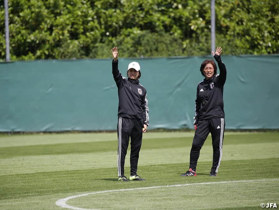 日本サッカー協会さんのインスタグラム写真 - (日本サッカー協会Instagram)「🇯🇵🇯🇵🇯🇵🇯🇵🇯🇵 ・ 6/6(木)のトレーニングには @fifaworldcup から招待された地元の小学生たちが練習見学にやって来ました！大きな声での「JAPON！」コール、ありがとう！🇫🇷🤝🇯🇵 #Merci ・ ✍️JFA.jpでは、活動レポートを掲載中！ ・ ＜FIFA女子ワールドカップフランス2019＞ なでしこジャパン🇯🇵試合日程  6/10 25:00 vsアルゼンチン🇦🇷 6/14 22:00 vsスコットランド🏴󠁧󠁢󠁳󠁣󠁴󠁿 6/20 04:00 vsイングランド🏴󠁧󠁢󠁥󠁮󠁧󠁿 📺フジテレビ系列、NHK BS、J SPORTSで生中継！ ・ #nadeshiko #世界のなでしこ #なでしこジャパン#FIFAWWC」6月7日 7時48分 - japanfootballassociation