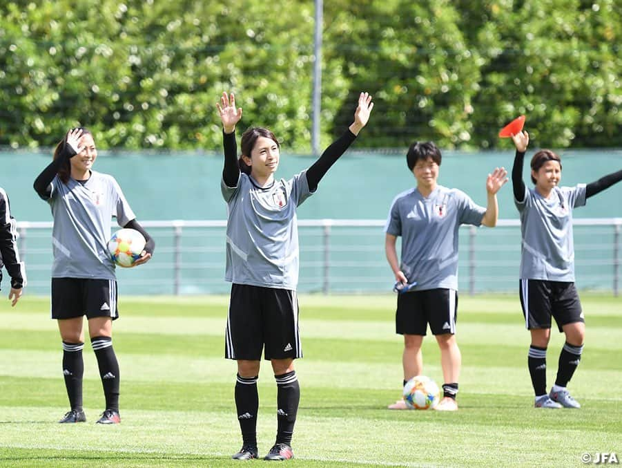 日本サッカー協会さんのインスタグラム写真 - (日本サッカー協会Instagram)「🇯🇵🇯🇵🇯🇵🇯🇵🇯🇵 ・ 6/6(木)のトレーニングには @fifaworldcup から招待された地元の小学生たちが練習見学にやって来ました！大きな声での「JAPON！」コール、ありがとう！🇫🇷🤝🇯🇵 #Merci ・ ✍️JFA.jpでは、活動レポートを掲載中！ ・ ＜FIFA女子ワールドカップフランス2019＞ なでしこジャパン🇯🇵試合日程  6/10 25:00 vsアルゼンチン🇦🇷 6/14 22:00 vsスコットランド🏴󠁧󠁢󠁳󠁣󠁴󠁿 6/20 04:00 vsイングランド🏴󠁧󠁢󠁥󠁮󠁧󠁿 📺フジテレビ系列、NHK BS、J SPORTSで生中継！ ・ #nadeshiko #世界のなでしこ #なでしこジャパン#FIFAWWC」6月7日 7時48分 - japanfootballassociation