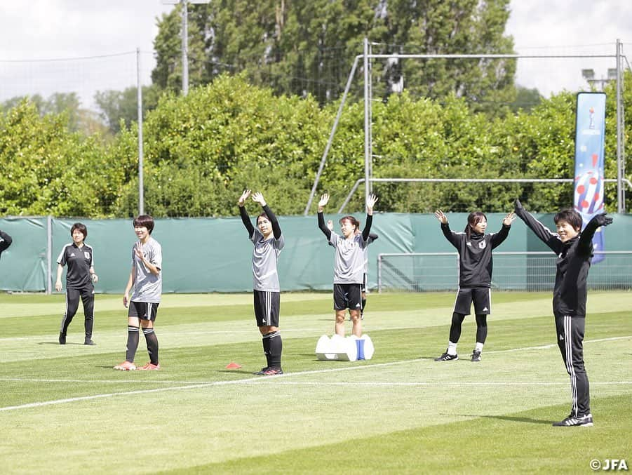 日本サッカー協会さんのインスタグラム写真 - (日本サッカー協会Instagram)「🇯🇵🇯🇵🇯🇵🇯🇵🇯🇵 ・ 6/6(木)のトレーニングには @fifaworldcup から招待された地元の小学生たちが練習見学にやって来ました！大きな声での「JAPON！」コール、ありがとう！🇫🇷🤝🇯🇵 #Merci ・ ✍️JFA.jpでは、活動レポートを掲載中！ ・ ＜FIFA女子ワールドカップフランス2019＞ なでしこジャパン🇯🇵試合日程  6/10 25:00 vsアルゼンチン🇦🇷 6/14 22:00 vsスコットランド🏴󠁧󠁢󠁳󠁣󠁴󠁿 6/20 04:00 vsイングランド🏴󠁧󠁢󠁥󠁮󠁧󠁿 📺フジテレビ系列、NHK BS、J SPORTSで生中継！ ・ #nadeshiko #世界のなでしこ #なでしこジャパン#FIFAWWC」6月7日 7時48分 - japanfootballassociation