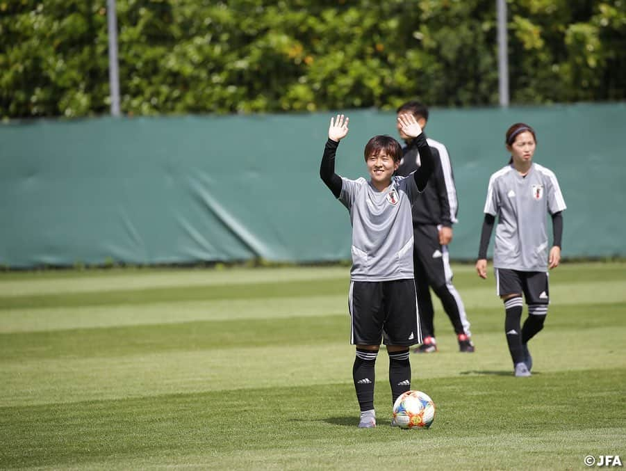 日本サッカー協会さんのインスタグラム写真 - (日本サッカー協会Instagram)「🇯🇵🇯🇵🇯🇵🇯🇵🇯🇵 ・ 6/6(木)のトレーニングには @fifaworldcup から招待された地元の小学生たちが練習見学にやって来ました！大きな声での「JAPON！」コール、ありがとう！🇫🇷🤝🇯🇵 #Merci ・ ✍️JFA.jpでは、活動レポートを掲載中！ ・ ＜FIFA女子ワールドカップフランス2019＞ なでしこジャパン🇯🇵試合日程  6/10 25:00 vsアルゼンチン🇦🇷 6/14 22:00 vsスコットランド🏴󠁧󠁢󠁳󠁣󠁴󠁿 6/20 04:00 vsイングランド🏴󠁧󠁢󠁥󠁮󠁧󠁿 📺フジテレビ系列、NHK BS、J SPORTSで生中継！ ・ #nadeshiko #世界のなでしこ #なでしこジャパン#FIFAWWC」6月7日 7時48分 - japanfootballassociation