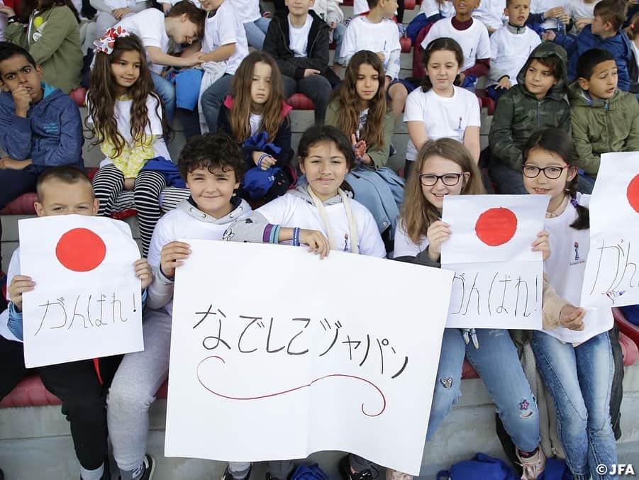 日本サッカー協会さんのインスタグラム写真 - (日本サッカー協会Instagram)「🇯🇵🇯🇵🇯🇵🇯🇵🇯🇵 ・ 6/6(木)のトレーニングには @fifaworldcup から招待された地元の小学生たちが練習見学にやって来ました！大きな声での「JAPON！」コール、ありがとう！🇫🇷🤝🇯🇵 #Merci ・ ✍️JFA.jpでは、活動レポートを掲載中！ ・ ＜FIFA女子ワールドカップフランス2019＞ なでしこジャパン🇯🇵試合日程  6/10 25:00 vsアルゼンチン🇦🇷 6/14 22:00 vsスコットランド🏴󠁧󠁢󠁳󠁣󠁴󠁿 6/20 04:00 vsイングランド🏴󠁧󠁢󠁥󠁮󠁧󠁿 📺フジテレビ系列、NHK BS、J SPORTSで生中継！ ・ #nadeshiko #世界のなでしこ #なでしこジャパン#FIFAWWC」6月7日 7時48分 - japanfootballassociation
