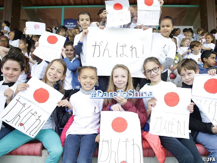 日本サッカー協会さんのインスタグラム写真 - (日本サッカー協会Instagram)「🇯🇵🇯🇵🇯🇵🇯🇵🇯🇵 ・ 6/6(木)のトレーニングには @fifaworldcup から招待された地元の小学生たちが練習見学にやって来ました！大きな声での「JAPON！」コール、ありがとう！🇫🇷🤝🇯🇵 #Merci ・ ✍️JFA.jpでは、活動レポートを掲載中！ ・ ＜FIFA女子ワールドカップフランス2019＞ なでしこジャパン🇯🇵試合日程  6/10 25:00 vsアルゼンチン🇦🇷 6/14 22:00 vsスコットランド🏴󠁧󠁢󠁳󠁣󠁴󠁿 6/20 04:00 vsイングランド🏴󠁧󠁢󠁥󠁮󠁧󠁿 📺フジテレビ系列、NHK BS、J SPORTSで生中継！ ・ #nadeshiko #世界のなでしこ #なでしこジャパン#FIFAWWC」6月7日 7時48分 - japanfootballassociation