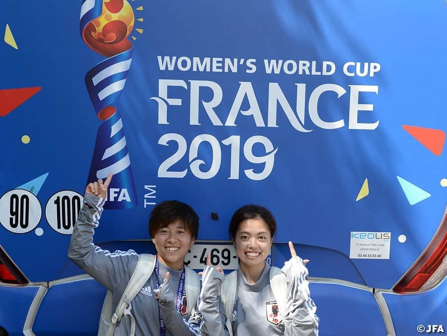 日本サッカー協会さんのインスタグラム写真 - (日本サッカー協会Instagram)「Official team bus 🚌🇯🇵 ・ 6/6(木)からは @fifaworldcup オフィシャルのチームバスで移動しています！今大会のルックでラッピングされたバスの前でポーズをとる#宮川麻都 #小林里歌子 #阪口夢穂 #三宅史織 #清水梨紗 #籾木結花 選手📸 ・ ✍️JFA.jpでは、活動レポートを掲載中！ ・ ＜FIFA女子ワールドカップフランス2019＞ なでしこジャパン🇯🇵試合日程  6/10 25:00 vsアルゼンチン🇦🇷 6/14 22:00 vsスコットランド🏴󠁧󠁢󠁳󠁣󠁴󠁿 6/20 04:00 vsイングランド🏴󠁧󠁢󠁥󠁮󠁧󠁿 📺フジテレビ系列、NHK BS、J SPORTSで生中継！ ・ #nadeshiko #世界のなでしこ #なでしこジャパン#FIFAWWC」6月7日 7時52分 - japanfootballassociation