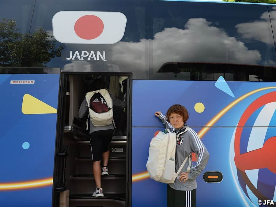 日本サッカー協会さんのインスタグラム写真 - (日本サッカー協会Instagram)「Official team bus 🚌🇯🇵 ・ 6/6(木)からは @fifaworldcup オフィシャルのチームバスで移動しています！今大会のルックでラッピングされたバスの前でポーズをとる#宮川麻都 #小林里歌子 #阪口夢穂 #三宅史織 #清水梨紗 #籾木結花 選手📸 ・ ✍️JFA.jpでは、活動レポートを掲載中！ ・ ＜FIFA女子ワールドカップフランス2019＞ なでしこジャパン🇯🇵試合日程  6/10 25:00 vsアルゼンチン🇦🇷 6/14 22:00 vsスコットランド🏴󠁧󠁢󠁳󠁣󠁴󠁿 6/20 04:00 vsイングランド🏴󠁧󠁢󠁥󠁮󠁧󠁿 📺フジテレビ系列、NHK BS、J SPORTSで生中継！ ・ #nadeshiko #世界のなでしこ #なでしこジャパン#FIFAWWC」6月7日 7時52分 - japanfootballassociation