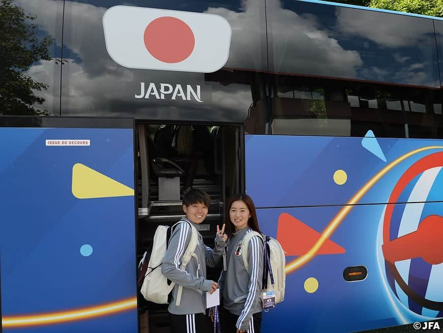 日本サッカー協会さんのインスタグラム写真 - (日本サッカー協会Instagram)「Official team bus 🚌🇯🇵 ・ 6/6(木)からは @fifaworldcup オフィシャルのチームバスで移動しています！今大会のルックでラッピングされたバスの前でポーズをとる#宮川麻都 #小林里歌子 #阪口夢穂 #三宅史織 #清水梨紗 #籾木結花 選手📸 ・ ✍️JFA.jpでは、活動レポートを掲載中！ ・ ＜FIFA女子ワールドカップフランス2019＞ なでしこジャパン🇯🇵試合日程  6/10 25:00 vsアルゼンチン🇦🇷 6/14 22:00 vsスコットランド🏴󠁧󠁢󠁳󠁣󠁴󠁿 6/20 04:00 vsイングランド🏴󠁧󠁢󠁥󠁮󠁧󠁿 📺フジテレビ系列、NHK BS、J SPORTSで生中継！ ・ #nadeshiko #世界のなでしこ #なでしこジャパン#FIFAWWC」6月7日 7時52分 - japanfootballassociation