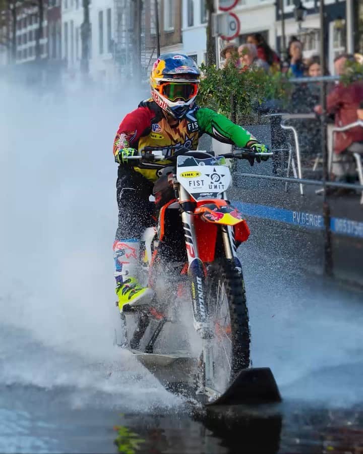 のインスタグラム：「Trust Maddo when he says, “I know a short cut.” 😂 FMX rider @robbiemaddison doesn’t need maps, he just needs canals.👏 #FMX #ride #float #fast #dirtbike #redbull #givesyouwings」
