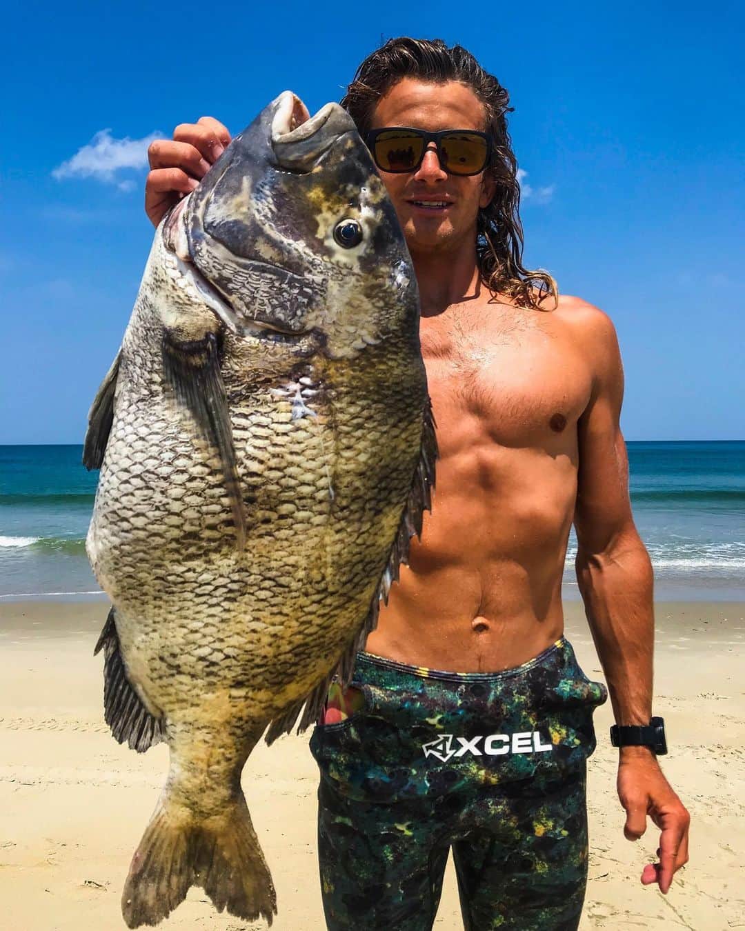 Electric_Fishingさんのインスタグラム写真 - (Electric_FishingInstagram)「Congratulations to @quentin_turko on this pending International Underwater Spearfishing Association World Record.  This sheepshead weighed in at 16.8lbs and he speared it in Nags Head, NC.⁣ ⁣ #ElectricSunglasses⁣ #PolarizedSunglasses⁣ #StyleThatPerforms⁣ #ElectricFishing⁣ #spearfishing」6月7日 7時53分 - electric_fishing