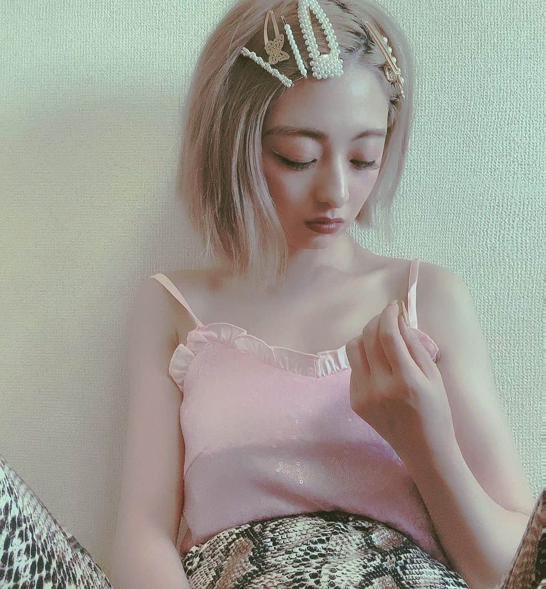 のインスタグラム：「. . 今日は久しぶりの原宿出勤でございます。♡. . 13:00-14:00&16:30-17:00は休憩に入らせて頂く為、不在です！ぜひご来店お待ちしています🦋 . ちなみに今日はぴんくのウロコみたいなスパンコールキャミに蛇柄パイソンフレアで爬虫類系コーデ✌︎です。 . デコラティブなヘアアクセは #lastvirgin と #forever21 と #hm のやつだよ♡. アクセとかサングラスとか小物の収集癖は健在です。 . . . #lastvirgin #harajuku #outfit #ootd #MiMiコーデ」