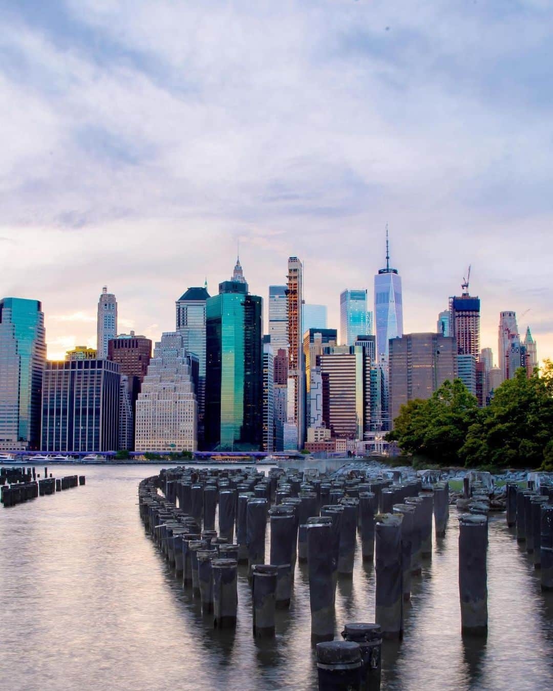 Bloomingdale'sさんのインスタグラム写真 - (Bloomingdale'sInstagram)「It's all about your point of view 🙌🏙 . . . . . . . #LowerManhattan #BrooklynBridge #NYCViews #GoldenHour #NYCSkyline #EastRiver #Bloomingdales」6月7日 7時57分 - bloomingdales