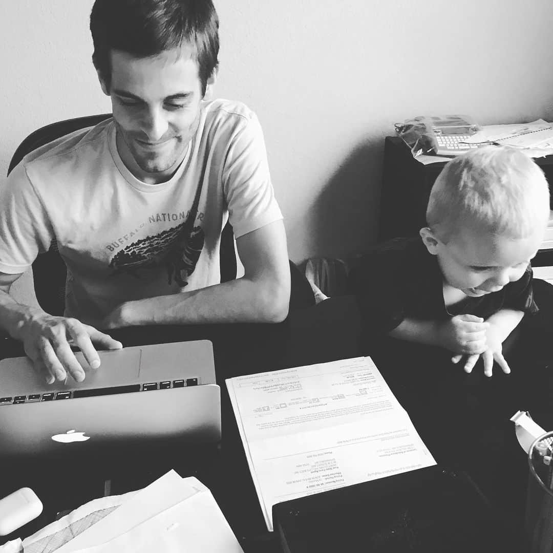 デリック・ディラードのインスタグラム：「Hangin’ with my pencil caddy ;) #fathersontime」