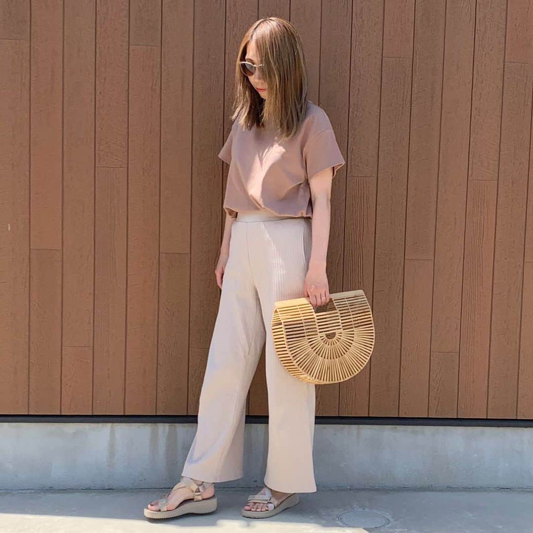 ryuu79hinaのインスタグラム：「#きのコ ✐ ・ ・ ・ GU✕UNIQLOで ニュートラルカラーコーデ‪⸜❤︎⸝‬ ・ ・ ・ 最近の悩み カラーしたいけど根元付近から切れちゃってて🤦‍♀️ しばらく出来ない…😢 因みに昨日はノースタイリング。 前は頻繁にカラーしても大丈夫だったのに…これも歳なんだろうなぁ…💦 やっぱり若いって裏山だわぁ✨ カラートリートメントで我慢するしかないかなぁ…🤔 ・ ・ ・ 👚・@gu_global 👖・@uniqlo 👡・#gu_for_all 👜・#DONOBAN ┈┈┈┈┈┈┈┈┈┈┈┈┈┈┈┈」