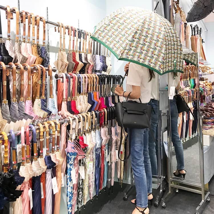 mmmcoco07さんのインスタグラム写真 - (mmmcoco07Instagram)「✴︎ @matsuyaginza で開催されているGINZAの百傘会。 . 色とりどりの傘150本で飾られている会場は、とても華やかでした。 . インポートのものから、日本の傘職人さんによるものまで、多彩なレインアイテムがずらり‼︎ . 見れば見るほど悩んでしまったけど、 私はツイード柄が可愛いリントンの傘に❤︎ グリーンのツイード柄に一目惚れ❤︎ . 憂鬱な梅雨の時期が少し楽しみになりました☔︎ . . 場所▶︎松屋銀座１階スペース・オブ・ギンザ 開催期間▶︎2019年6月5日～27日 . . #松屋銀座 #GINZA百傘会 #matsuyaginza #傘 #レイングッズ #銀座 #銀座好き #ginza #梅雨 #スポンサード」6月7日 8時07分 - mmmcoco07