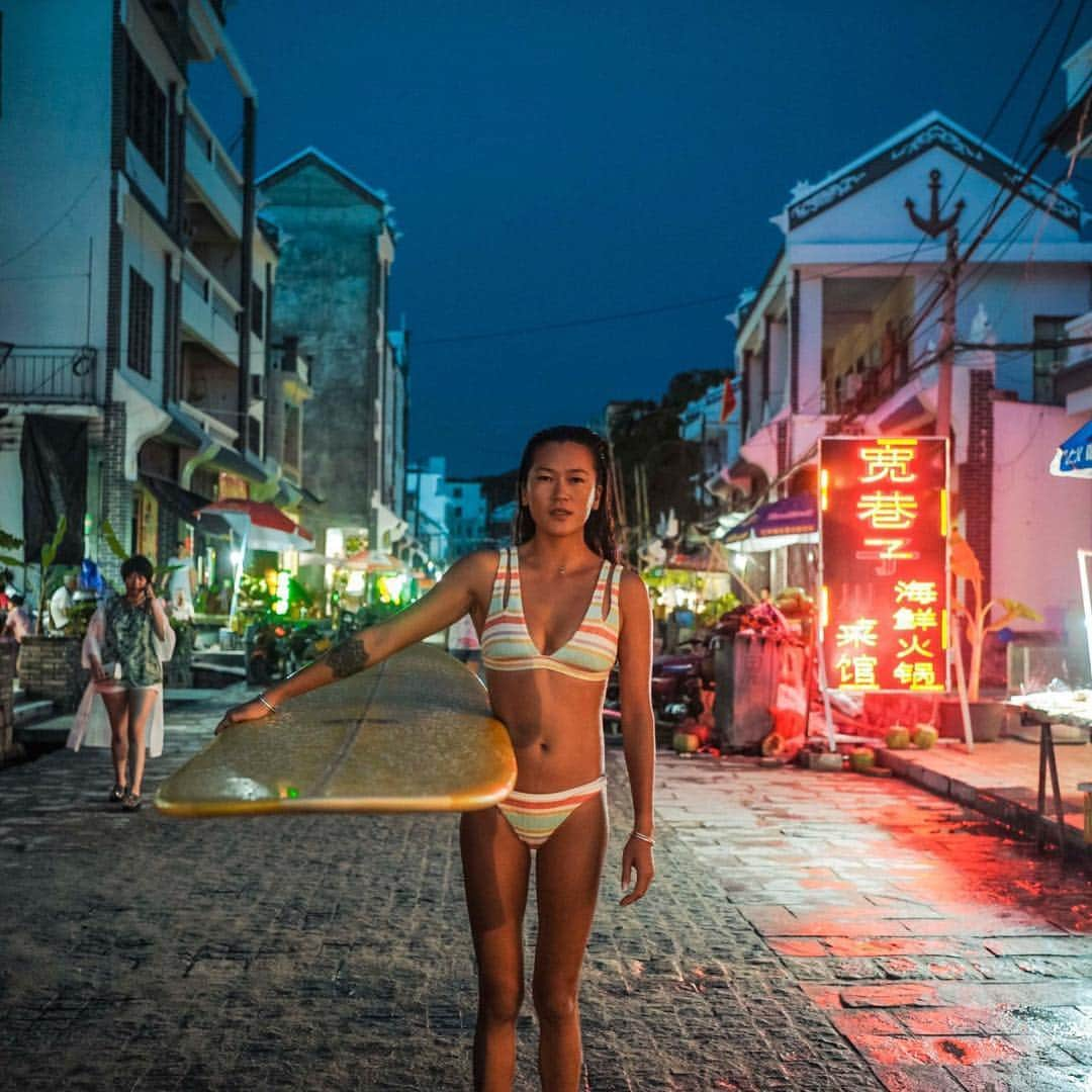 BILLABONG WOMENSさんのインスタグラム写真 - (BILLABONG WOMENSInstagram)「Believe it or not, there IS surfing in China. Watch @lauraenever and @monicaqie explore China to understand more about the growing surf culture (link in bio) #KnowTheFeeling」6月7日 8時27分 - billabongwomens