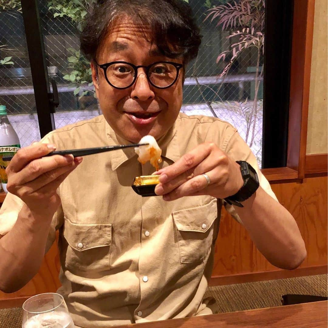 栗田善太郎さんのインスタグラム写真 - (栗田善太郎Instagram)「天神1丁目で肉と魚を！ 伺ったのは伊都の恵み た鶴！ 和牛肉炙りのシーザーサラダ！！ that's entertainment！！ 勿論野菜は糸島産！ 更に糸島野北漁港から 虎魚の活き造り！！ ふわっと柔らかい歯触りに淡白な旨味。 贅沢です！  この日も西の星⭐️ 国産麦の収穫時期だけに、改めて思う大麦『ニシノホシ』100%で作られた贅沢！ 西の星⭐️九州先行発売なので見つけたら是非飲んで欲しい！！ トドメは 伊都豚5種の食べ比べ！ 肩ロース、ヒレ、バラ、うで、ソーセージ！ 肉と脂の旨さを堪能させて頂きました！！ た鶴さんにも西の星のボトルキープがあります！ 是非糸島の味と大分の焼酎を合わせてみて下さい！！九州最高！！ ！  伊都の恵み た鶴 福岡市中央区天神1丁目  #ちこリレー #いいちこボトルリレー #旨酒美食探訪 # #栗田善太郎 #いいちこ #iichiko #下町のナポレオン  #深薫 #日田全麹 #西の星 #麦焼酎 #ソワニエ #三和酒類  #福岡市 #中央区 #糸島食材」6月7日 8時28分 - kurizen01