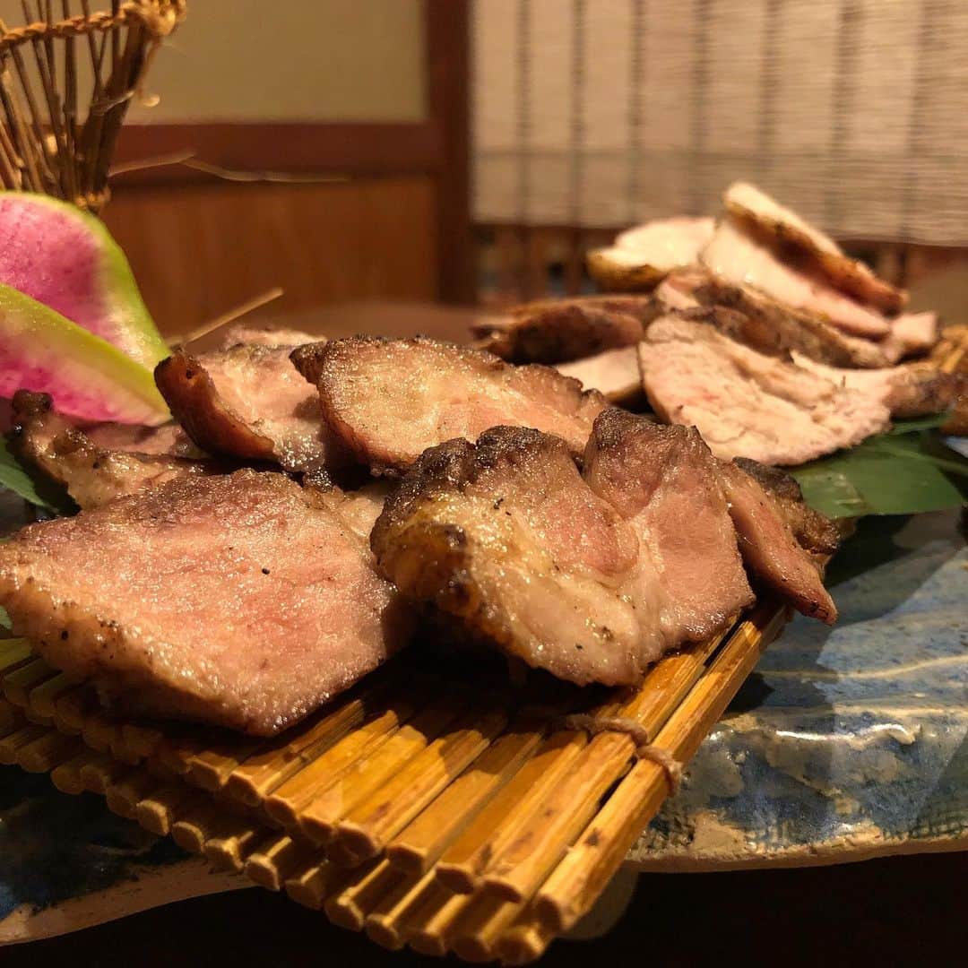 栗田善太郎さんのインスタグラム写真 - (栗田善太郎Instagram)「天神1丁目で肉と魚を！ 伺ったのは伊都の恵み た鶴！ 和牛肉炙りのシーザーサラダ！！ that's entertainment！！ 勿論野菜は糸島産！ 更に糸島野北漁港から 虎魚の活き造り！！ ふわっと柔らかい歯触りに淡白な旨味。 贅沢です！  この日も西の星⭐️ 国産麦の収穫時期だけに、改めて思う大麦『ニシノホシ』100%で作られた贅沢！ 西の星⭐️九州先行発売なので見つけたら是非飲んで欲しい！！ トドメは 伊都豚5種の食べ比べ！ 肩ロース、ヒレ、バラ、うで、ソーセージ！ 肉と脂の旨さを堪能させて頂きました！！ た鶴さんにも西の星のボトルキープがあります！ 是非糸島の味と大分の焼酎を合わせてみて下さい！！九州最高！！ ！  伊都の恵み た鶴 福岡市中央区天神1丁目  #ちこリレー #いいちこボトルリレー #旨酒美食探訪 # #栗田善太郎 #いいちこ #iichiko #下町のナポレオン  #深薫 #日田全麹 #西の星 #麦焼酎 #ソワニエ #三和酒類  #福岡市 #中央区 #糸島食材」6月7日 8時28分 - kurizen01