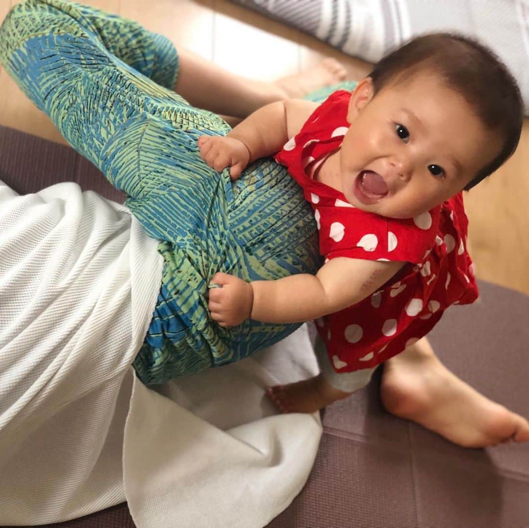 福田恭巳のインスタグラム：「My daughter also wants to do yoga!! . 妹の @hanami29da_yogini との ヨガだいぶ慣れてきました！ まだ太陽礼拝の動きを覚えられないけど笑 娘もハイハイができるようになり ヨガに参戦してきます😂❤️ .  #ヨガ #yoga #スラックライン #slackline #slacklife #産後ヨガ #産後スラックライン #体幹 #バランス #リラックス  #女の子ママ #女の子ベビー #生後8ヶ月 #赤ちゃんのいる生活」