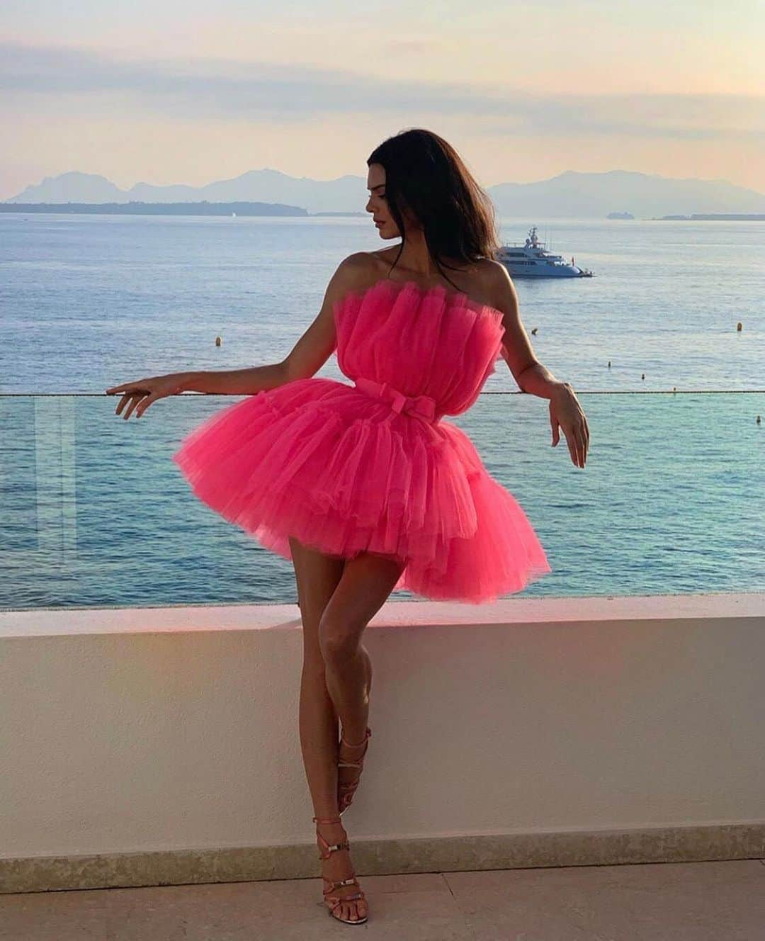 Cosmopolitanさんのインスタグラム写真 - (CosmopolitanInstagram)「Meet Instagram’s newest pose: THE FLAMINGO! Swipe 👉 for evidence of the trend, plus more at the link in bio. (Side note: hey @instagram, maybe it’s time to roll out a flamingo emoji?!)」6月7日 8時31分 - cosmopolitan