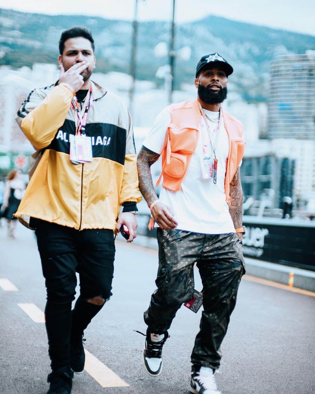 オデル・ベックハン・ジュニアのインスタグラム：「Caption this..... 😂😂😂😂 I’ll spare yu this year. Happpy born day, ITNway!!! @ajaysangha10」