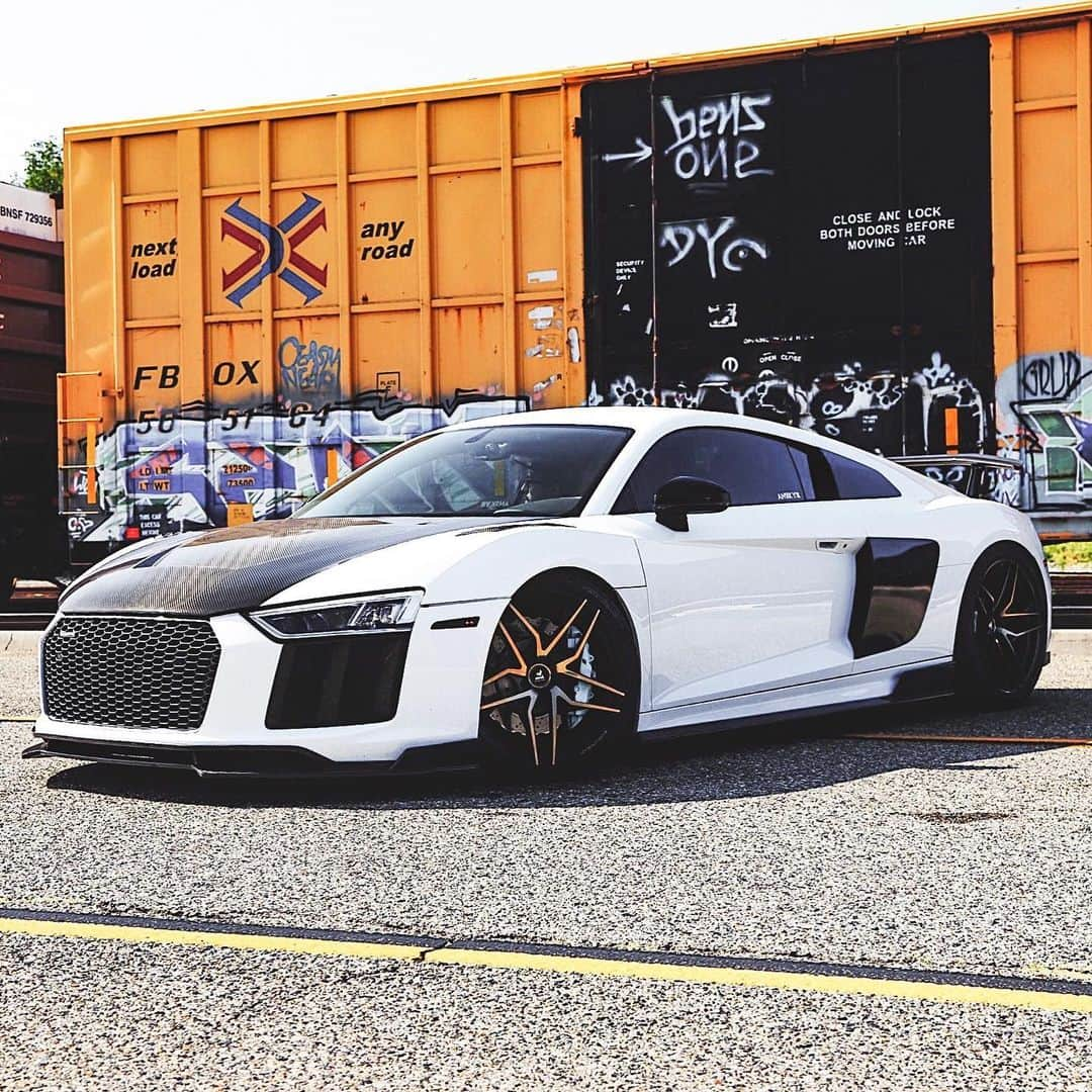 CarsWithoutLimitsさんのインスタグラム写真 - (CarsWithoutLimitsInstagram)「The only way to be sure of catching a train is to miss the one before it with a quick 📸 shoot.  @1016industries Audi R8 newly released Forged Aero Program featuring @fittipaldiwheels FSF25 wheels done by @supremepower  #Fittipaldiwheels #1016industries #LTMW #Supremepower #carswithoutlimits」6月7日 8時42分 - carswithoutlimits