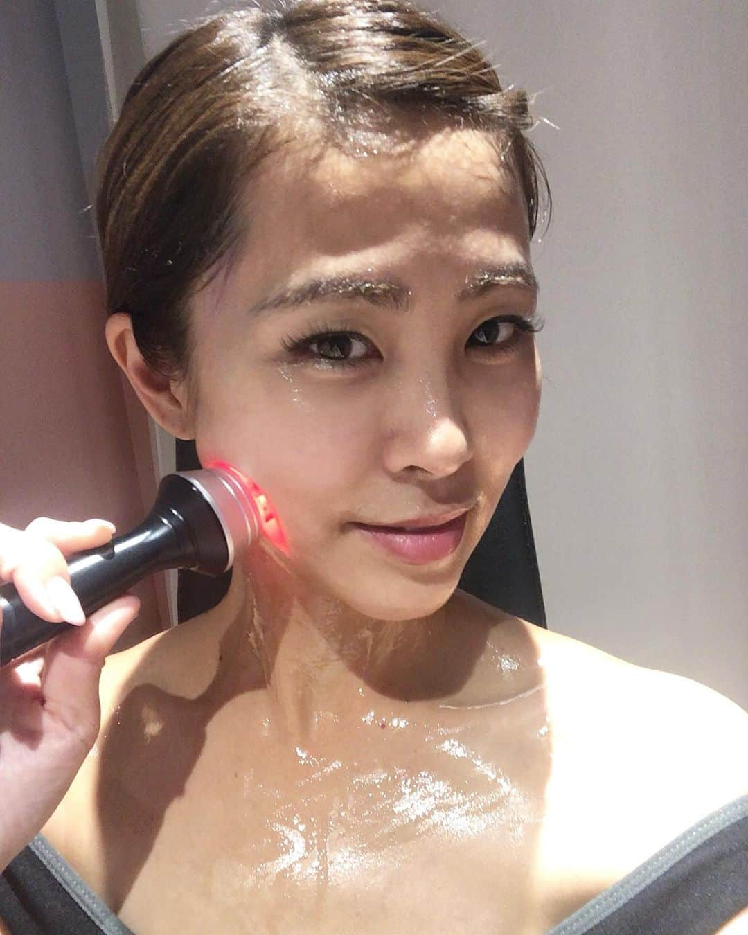 坂元美香さんのインスタグラム写真 - (坂元美香Instagram)「昨日はBODY ARCHIへ行ってきました！ボディアーキは、エステとジムを共存させた、新感覚のセルフエステスタジオなの。最先端のエステマシン（フォースカッター）を全個室導入していて、わかりやすく説明しくれるので私でも簡単にマシンが使えた👏 . 昨日は顔からデコルテを念入りにやったんだけど、すっごく良くて本当びっくり。先に肩頬だけやったらまるでアプリで修正したみたいに左右の差が出て笑えた🤣水分量は31%から51%まで上がるし、ほっぺはふわふわだし顔色もパッと明るくなった感じで嬉しくてスッピンのまま帰宅しちゃった。時間があったら全身やりたい…次は絶対に背中と腰周りだ！ . 6/15に高田馬場店がオープンするそうで先行予約受付中。 駅から徒歩2分、25部屋で個室も広い！月額10,000円～の定額制で通い放題。美しいボディラインを目指す方はぜひ。 . @bodyarchi_official  #BODYARCHI #ボディアーキ #セルフエステスタジオ #エステ #セルフエステ #美容 #高田馬場 #なりたいラインに私が私をデザインする #ボディメイク #ダイエット #ジム #beauty #美容女子 #ニューオープン #矢野未希子 #イメージモデル #定額制 #エステ通い放題」6月7日 8時47分 - mika_saka