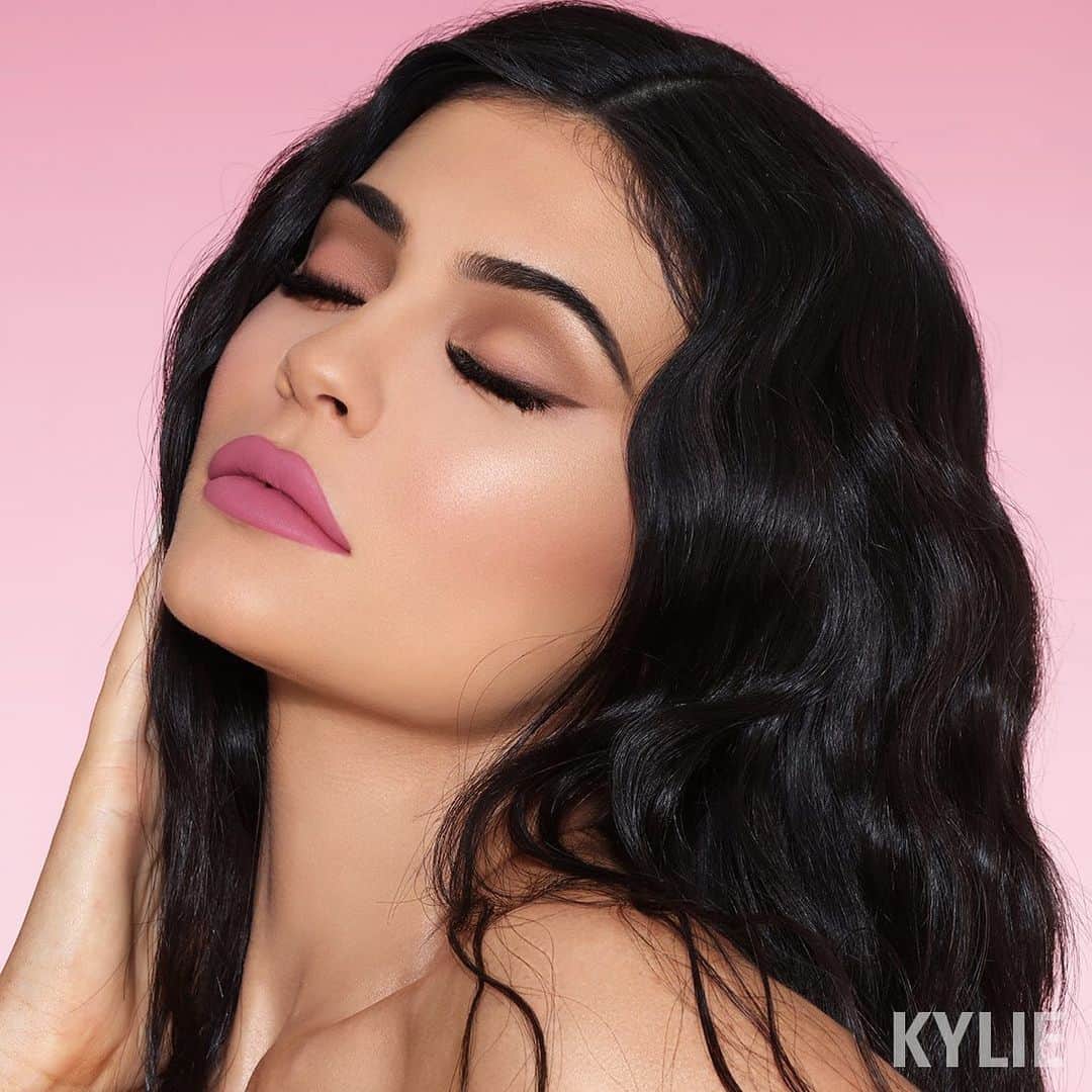 Kylie Cosmeticsさんのインスタグラム写真 - (Kylie CosmeticsInstagram)「POSIE K 💋 our award winning shade launching in a velvet lip kit ✨ launching tomorrow with Bare matte lip kit + a restock of lots of your favorite products in your favorite shades 🌸 9am pst on KylieCosmetics.com」6月7日 8時48分 - kyliecosmetics