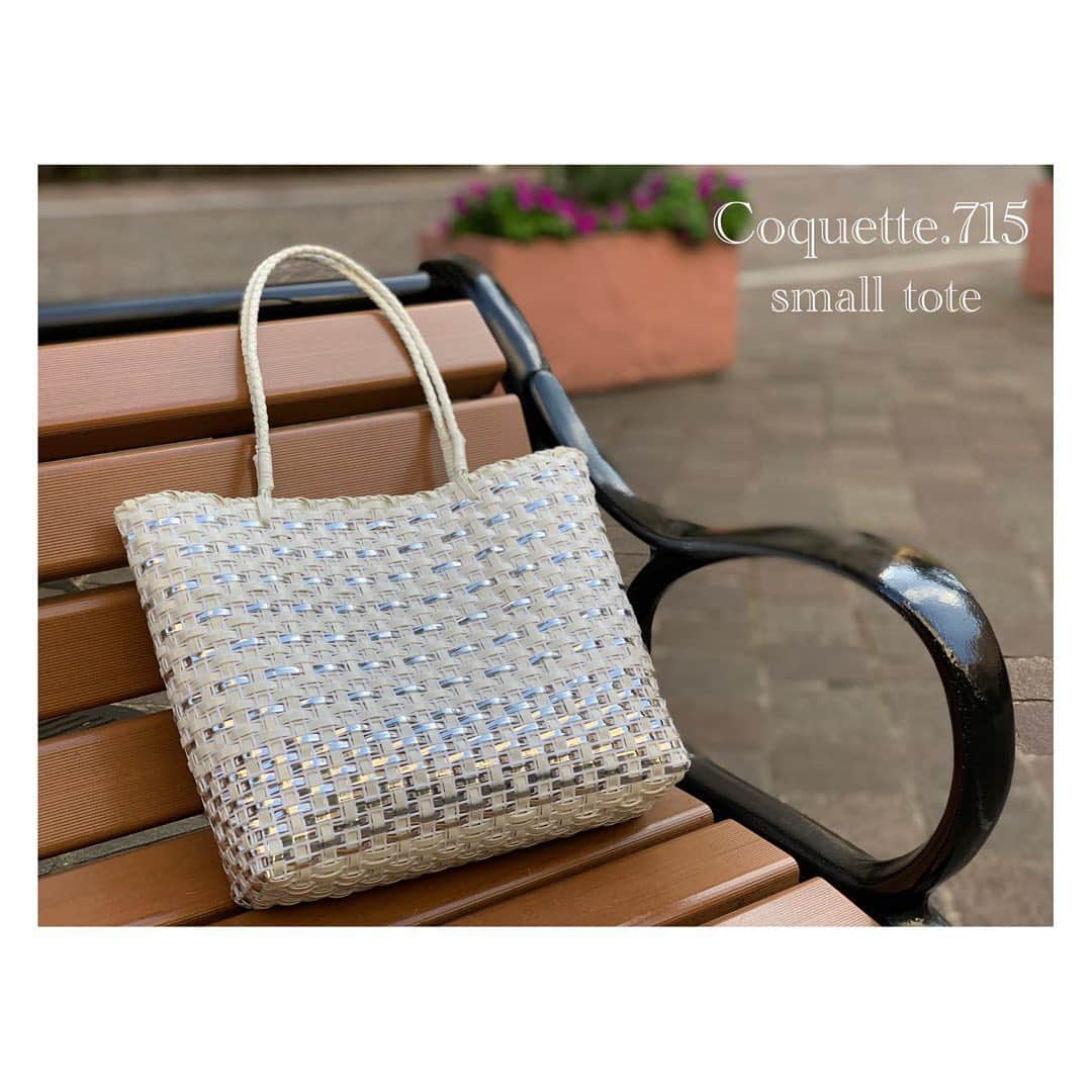 伊藤弘美さんのインスタグラム写真 - (伊藤弘美Instagram)「☺︎﻿ ﻿ Wire bijou Coquette.715®︎﻿ Small tote﻿ ﻿ 夏らしいホワイト系統のバッグが欲しい﻿ と義母からリクエストがあったので﻿ スモールトートを作りました！﻿ シルバーも使ってキラキラに✨ 持ち手は肩掛けできる長さです。﻿ ﻿ 沢山使ってもらえますように😊﻿ ﻿ ﻿ 持ち手レッスンは @letempsmerveilleux 先生に﻿ ご指導いただきました💞﻿ ﻿ 四つ編みの復習しなければ！😆﻿ ﻿ ﻿ #wirebijoucoquette715 #coquette715﻿ #smalltote #handmade #bag﻿ #coquette715認定講師 #プレゼント #夏バッグ﻿ #エナメルホワイト #シルバー﻿ #ハンドメイド #ラメルヘンテープ  #スモールトート #coquette715のきろく」6月7日 8時54分 - hiromi_ito831