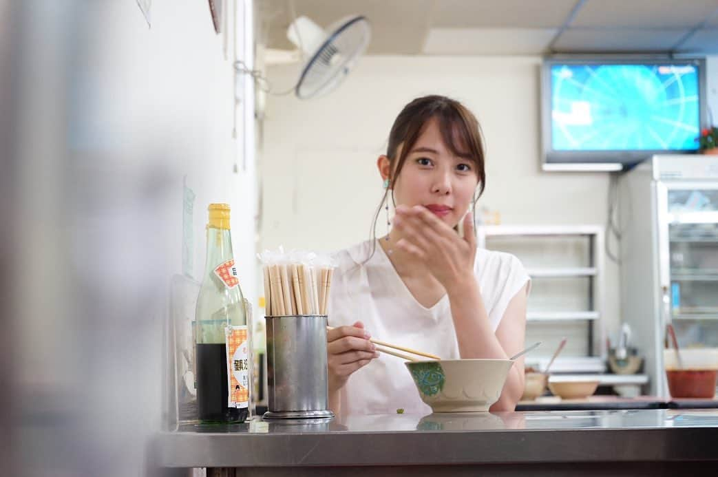 奥村真友里さんのインスタグラム写真 - (奥村真友里Instagram)「牛肉麺のお店！後ろのテレビでは山ちゃんと蒼井優さんの結婚のニュースしてたよ💍  肝心の牛肉麺の写真を撮ってなかった… こちらも量がとても多かったです😋 #牛肉麺#台湾#taiwan#台湾旅行#trip」6月7日 19時56分 - mayuri_okumura