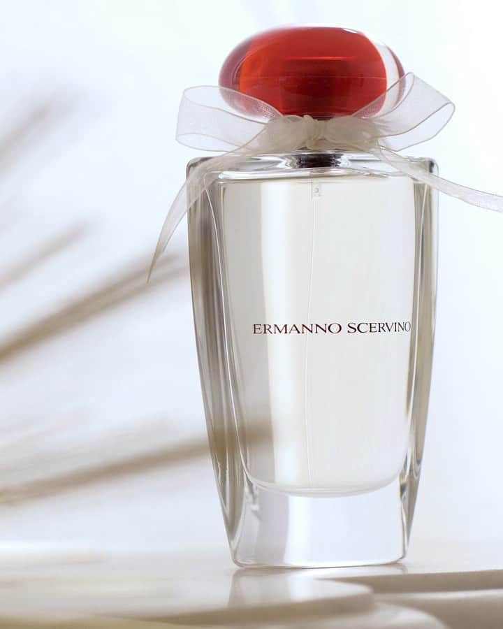 のインスタグラム：「A perfume born to stun! Discover the energy of the #ScervinoFragrance with Tatjana Catic! (@tatjanamariposa) . . #ErmannoScervino #ScervinoPeople #TatjanaMariposa #perfume #fragrance #eaudeparfum #essence #madeinitaly #madeinflorence #perfumery #parfum #scent #profumo #fragranza #essenza #organza #floral #couture」