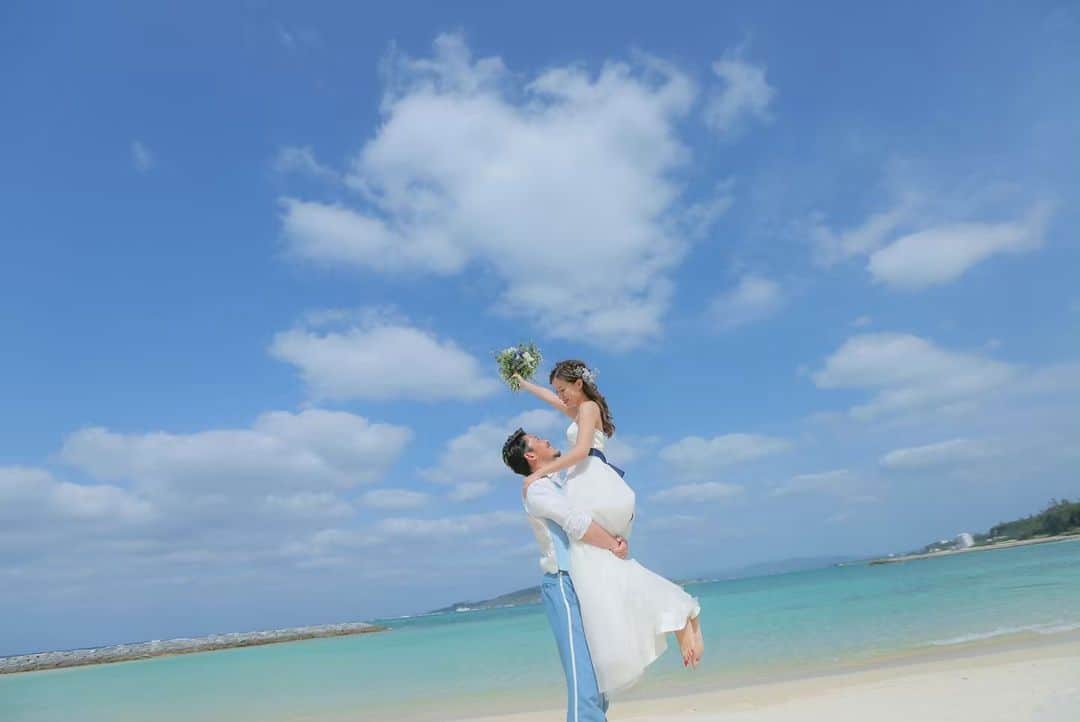 デコルテウエディングフォトグループさんのインスタグラム写真 - (デコルテウエディングフォトグループInstagram)「【全10枚】海、和装、夕陽、私服など沖縄ロケーションでのウェディングフォトを一挙ご紹介🐚✨﻿ ﻿ 透きとおる海に青い空。﻿ 本日は、沖縄で撮影したウェディングフォトを﻿ 撮影した2組のカップルをご紹介します💐﻿ ﻿ 沖縄SUNSの充実した撮影スポットと﻿ スタジオ設備にも注目です！﻿ ﻿ 📸1組目：ドレスと和装をどちらも贅沢撮影！﻿ （1〜6枚目）﻿ ﻿ ブーケとヘッドアクセサリーは、﻿ 旦那さまの衣装にあわせてブルー系でお揃いに！﻿ ﻿ 「青い空に白い雲に眩しい太陽に透き通った海。﻿ おまけに旦那😉好きなものが詰まってる写真❣️」﻿ と花嫁さまにも大好評でした♩﻿ ﻿ 和装でのスタジオ撮影では﻿ #ウェルカムボード にも活用できそうな正座ショットを。﻿ お母さんウケもよかったそうです！﻿ ﻿ ﻿ 📸2組目：ロケと私服撮影で自然体な雰囲気に♩﻿ （7〜10枚目）﻿ ﻿ 海辺でのロケ撮影と、﻿ いつも通りの自分たちの姿を、と﻿ 私服での撮影を楽しんだ花嫁さま💍﻿ ﻿ 「サンズハウスの内装がおしゃれで、﻿ こんな家に住みたいと2人で話してました！」﻿ と、楽しんでいただけた様子です💓﻿ ﻿ 生活感のあるウェディングフォトも、﻿ 自宅風スタジオのある沖縄SUNS ﻿ @studiosuns_okinawa なら撮影が可能。﻿ 爽やかな1枚をカタチに残しましょう！﻿ ﻿ ﻿ ﻿ 夏らしさのあるウェディングフォトは、﻿ ぜひ、沖縄SUNSをご検討ください✨﻿ ﻿ 📷1〜6枚目﻿ photographer @ishikawa_studiosuns ﻿ hairmake @ayanishitarumizu.hm_studiosuns ﻿ studio @studiosuns_okinawa﻿ bride @lie.wedding ﻿ ﻿ 📷7〜10枚目﻿ photographer @shionwatanabe_studiosuns﻿ hairmake @misuzu_k_studiosuns﻿ studio @studiosuns_okinawa﻿ bride @hy_wedding_﻿ ﻿ ﻿ #沖縄 #沖縄花嫁 #沖縄前撮り #海ロケ #2019夏婚 #ロケーションフォト #ビーチフォト #ビーチフォトウェディング #日本の絶景 #日本中のプレ花嫁さんと繋がりたい #全国のプレ花嫁さんと繋がりたい #全国の花嫁さんと繋がりたい #2019年夏婚 #ウェディングフォト #結婚写真 #フォトウェディング #ウェディングニュース #ウェディングヘアスタイル #令和婚 #ロケーション撮影 #前撮り #花嫁コーディネート #ウェディング #沖縄旅 #結婚準備 #花嫁 #d_weddingphoto #デコルテ #フォトジェニックブライドアンバサダー ﻿」6月7日 18時22分 - decollte_weddingphoto