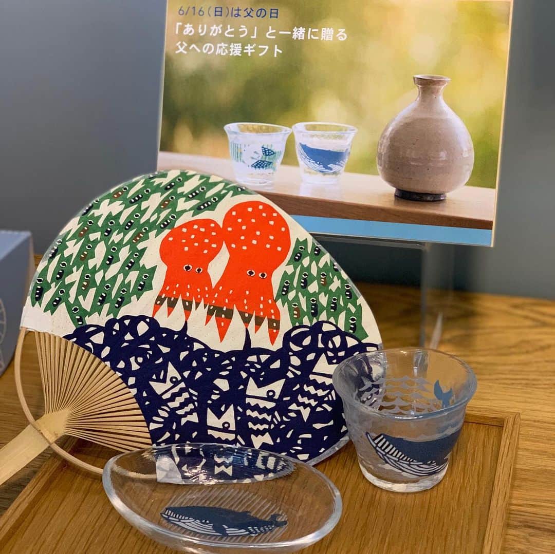 ecomfort（エコンフォート）さんのインスタグラム写真 - (ecomfort（エコンフォート）Instagram)「【父の日ギフトにkata kata】 父の日のプレゼントはもうお決まりですか？  ecomfortHouseでは父の日フェア開催中。サイトからもご覧頂けます！  ecomfortHouseのおすすめはecomfortHouseオリジナルブランドSTYLE JAPANと型染め作家kata kataのコラボレーション商品。ちょい飲みグラス、おてしょ皿、うちわ、風鈴、京扇子のアイテムは日本の伝統工芸士の技術とkata kataのモダンなデザインが合わさり、他にはない逸品です。  お父さんにも、そして自分が使っても楽しいデザインですね。  数量限定になりますので、お早めにチェックしてみてくださいね！  #ecomforthouse #サスティナブル #今日の買い物が未来をかえる #ecomfort #エコンフォート #エコンフォートハウス #カタカタ #カタカタ市 #型染め #伝統工芸 #伝統 #traditional #japan #katakata#cooljapan #父の日 #父の日プレゼント #プレゼント #お誕生日 #風鈴 #祭り #お祭り#yukimita」6月7日 18時24分 - ecomfort_eoct