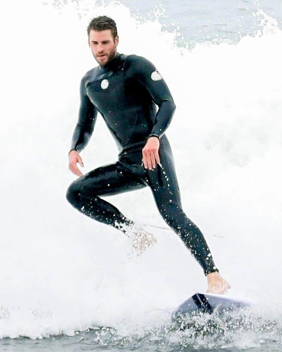 Just Jaredさんのインスタグラム写真 - (Just JaredInstagram)「@liamhemsworth hit the waves for a surf session in Malibu and then was seen stripping out of his wetsuit. Tap this photo at the link in bio for the FULL gallery of hot pics. #LiamHemsworth Photos: Backgrid」6月7日 18時25分 - justjared
