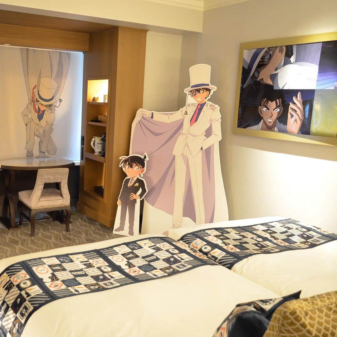 横浜ロイヤルパークホテルのインスタグラム：「＼名探偵コナンコラボルームが横浜ロイヤルパークホテルに登場／﻿ Detective Conan collaboration room opening at the Yokohama Royal Park Hotel﻿ ﻿ ホテルの制服を着た江戸川コナンと、怪盗キッドのパネルがあなたをお出迎え！オリジナルイラストのコナン&怪盗キッドの予告状を施したカードキーなど、ここでしか手に入らないグッズをお持ち帰りいただけます！﻿ ﻿ Edogawa Conan, wearing the hotel uniform, and a kaito KID panel will welcome you at the Yokohama Royal Park Hotel! Items that can only be gotten at this event, including original illustrations of Conan and a kaito KID card key will be available!﻿ ﻿ 詳細は @yokohamaroyalparkhotel プロフィールURLをご覧ください！﻿ Please check @yokohamaroyalparkhotel account profile URL for more details! ﻿ #横浜ロイヤルパークホテル #横浜 #ランドマークタワー #みなとみらい #ホテル #コナン #名探偵コナン #クールジャパン #江戸川コナン #キッド #怪盗キッド #黒羽快斗 #キッド様 #京極真 #まじっく快斗 #紺青の拳 #コナン好きな人と繋がりたい  #コナン大好き #detectiveconan #conan #edogawaconan #kaitokid #kidthephantomthief #makotokyogoku #goshoaoyama #cooljapan #yokohamaroyalparkhotel #yokohama #landmarktower#hotel」