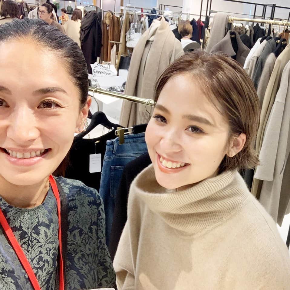 亀恭子のインスタグラム：「あっという間の今週 も、ようやく金曜日。 . . . ふと携帯の写真を見返したら、 展示会のお洋服の写真だらけ… . . 今日久しぶりに 人と撮った気がしますw . . 皆さま、 今週もお疲れ様でした❤︎ . . #friday #today is… #specialday」