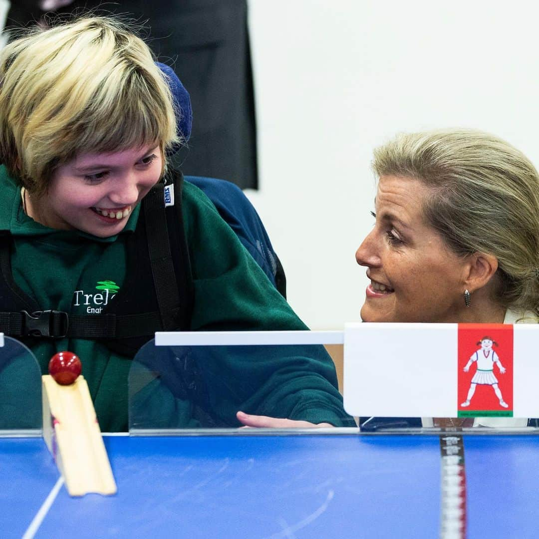 ロイヤル・ファミリーさんのインスタグラム写真 - (ロイヤル・ファミリーInstagram)「The Countess of Wessex, Patron of the Treloar Trust, visited @treloarschoolandcollege in Hampshire on Wednesday. Treloars provide education, care, therapy, medical support and independence training to young people with physical disabilities.  The Countess joined students in a game of Polybat, a customised game of table tennis, met Speech and Language staff and spoke with students in different classrooms.」6月7日 18時46分 - theroyalfamily