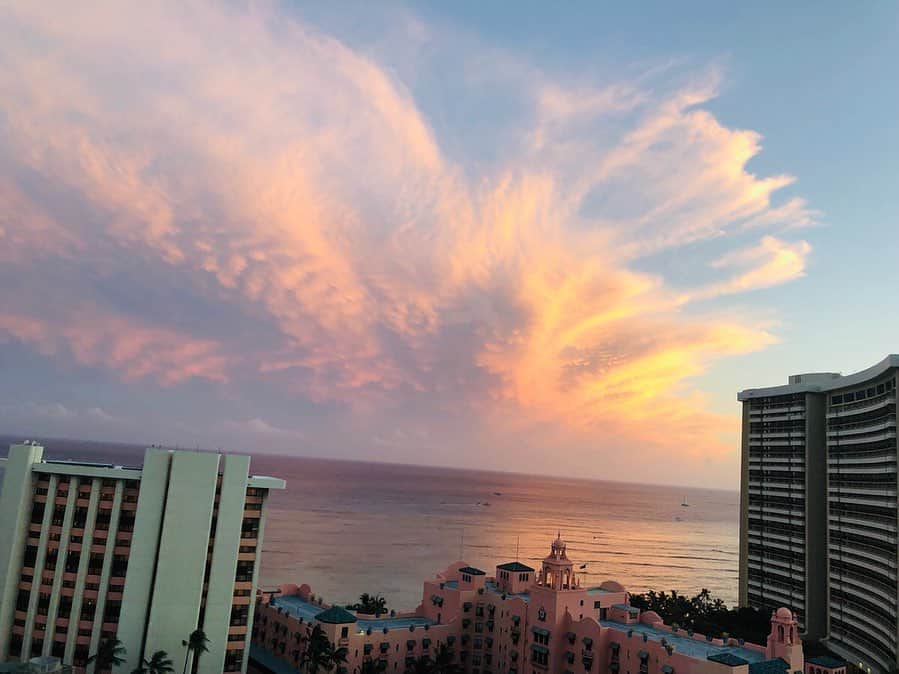 渡辺美優紀さんのインスタグラム写真 - (渡辺美優紀Instagram)「. sunset見ながらディナー🍽 ロマンチック❤︎ . こんなところでデートしてみたいですね..🤤♡ . #hawaii #skywikiki」6月7日 18時39分 - miyukichan919