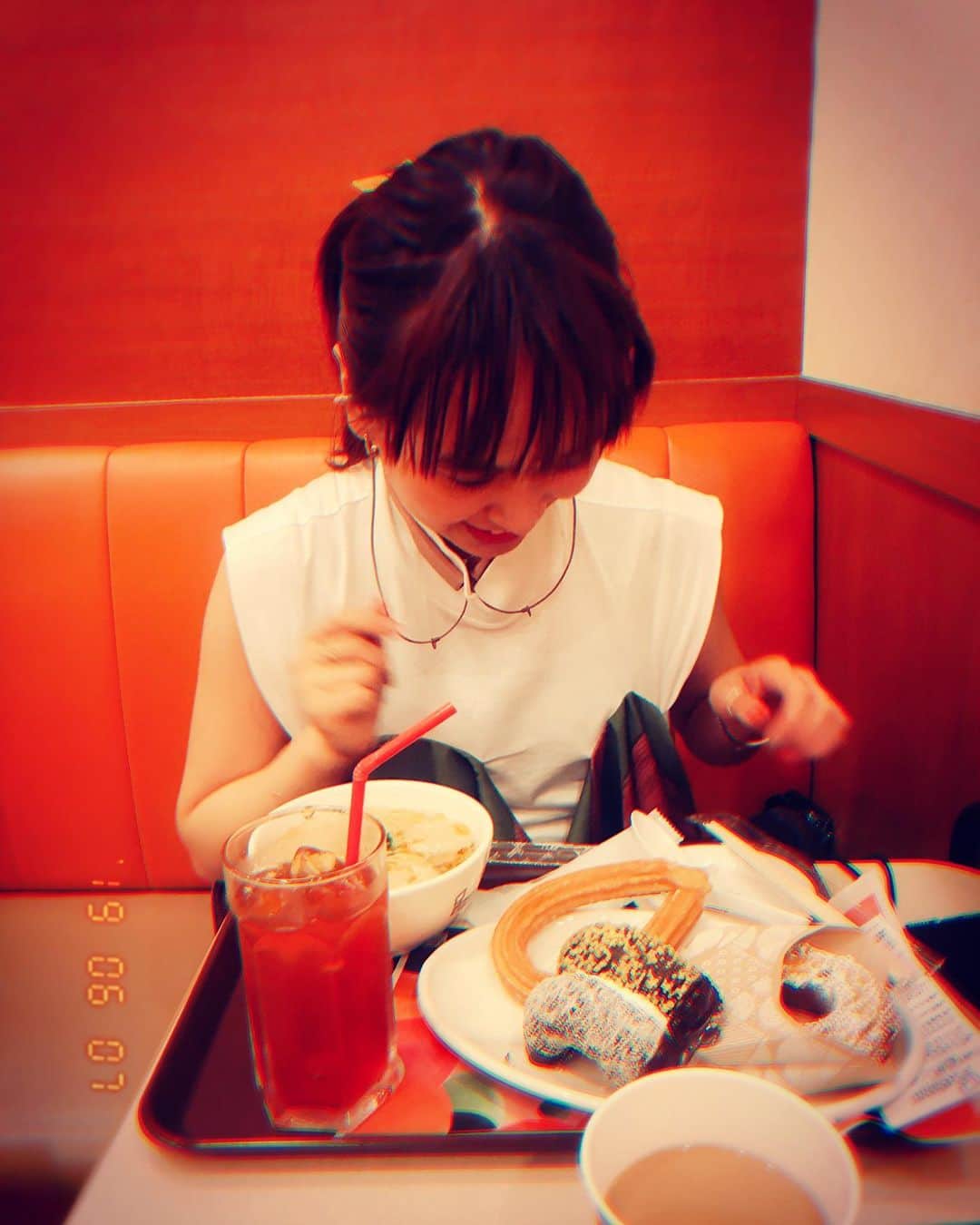 小春さんのインスタグラム写真 - (小春Instagram)「「これ載せたら食いしん坊って思われちゃうじゃん」  #姉カメラ」6月7日 18時44分 - suttokodokkoiii