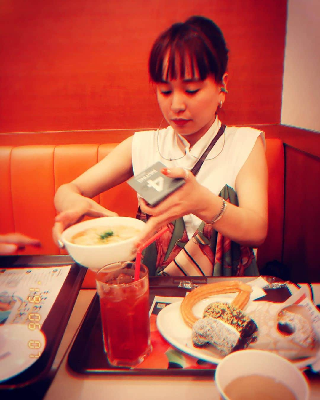 小春さんのインスタグラム写真 - (小春Instagram)「「これ載せたら食いしん坊って思われちゃうじゃん」  #姉カメラ」6月7日 18時44分 - suttokodokkoiii