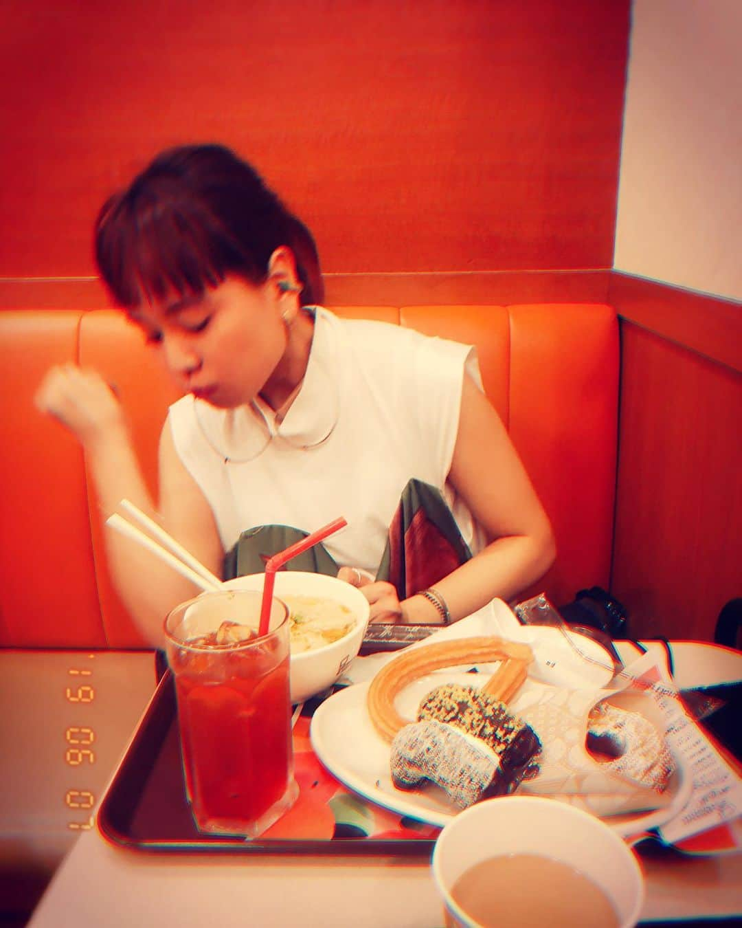 小春さんのインスタグラム写真 - (小春Instagram)「「これ載せたら食いしん坊って思われちゃうじゃん」  #姉カメラ」6月7日 18時44分 - suttokodokkoiii